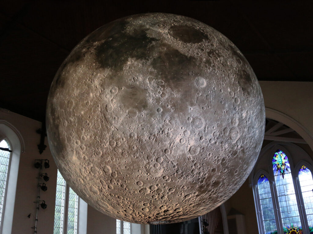 Ay Müzesi: Yedi Metrelik Işıklı Ay Dünya Turunda 3. Fotoğraf