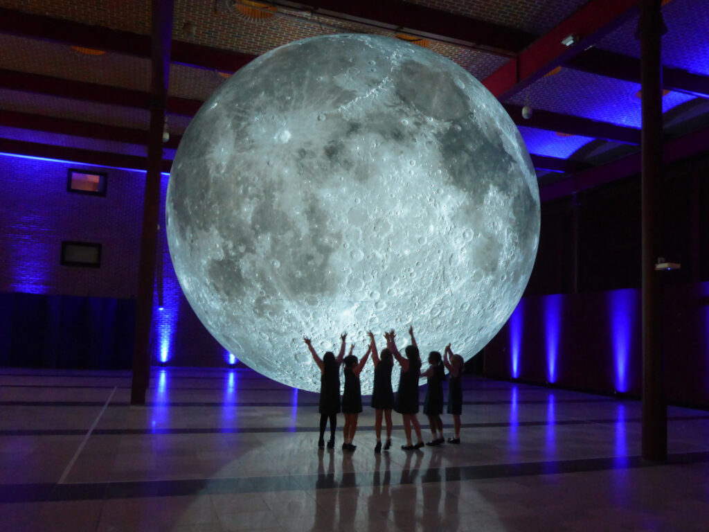 Ay Müzesi: Yedi Metrelik Işıklı Ay Dünya Turunda 6. Fotoğraf
